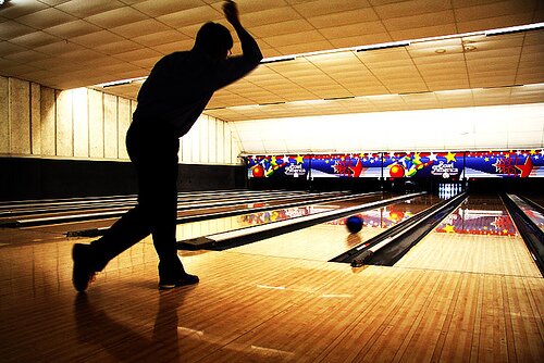 Homem a jogar bowling