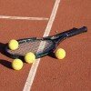 tenis-raquete-bolas.jpg Raquete de ténis e bolas