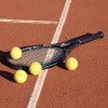 Raquete de ténis e bolas